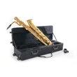 Conn BS650 baritonszaxofon, téglalap alakú tok kerekekkel